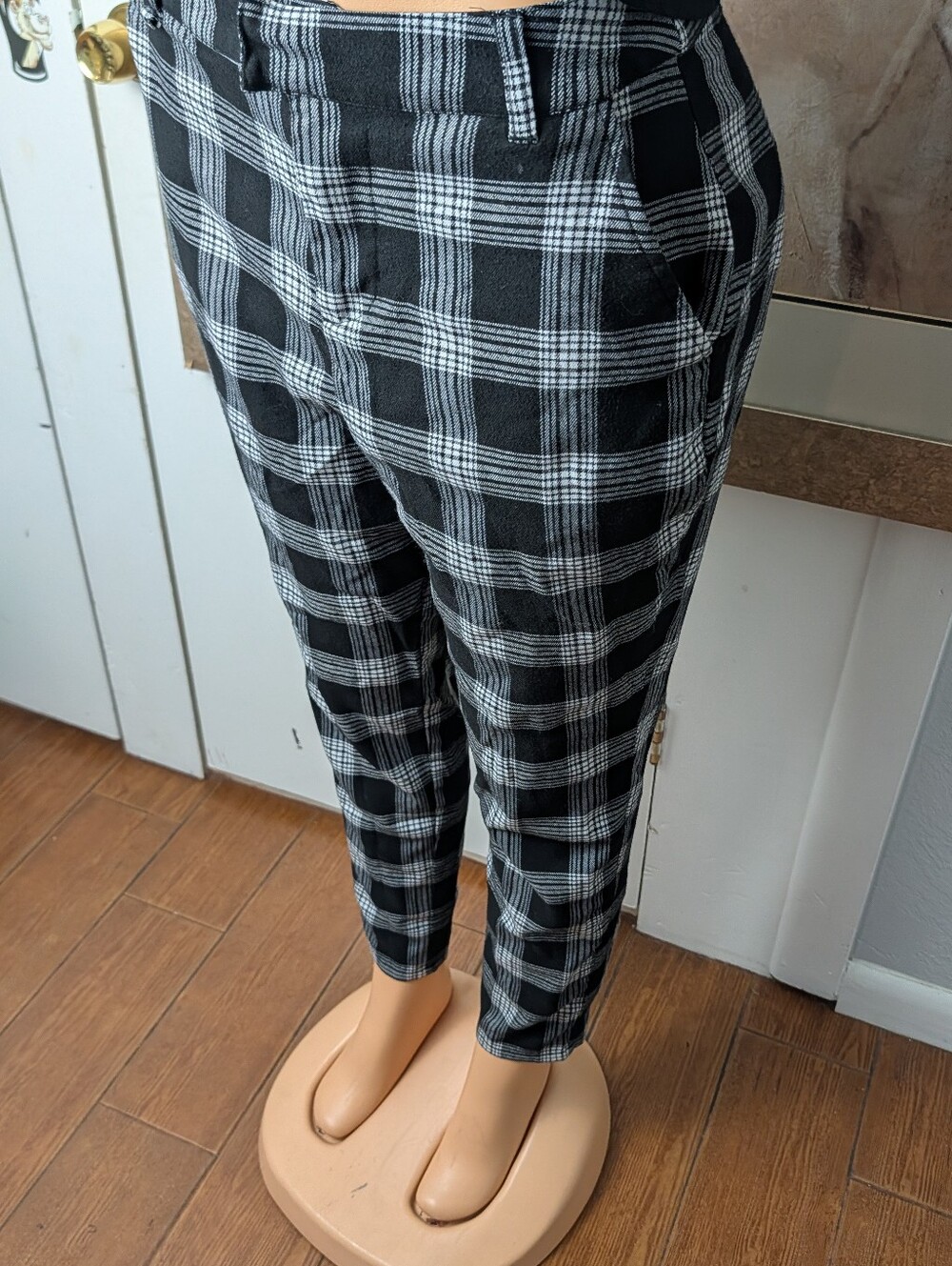 Hot Topic Black and White Plaid Tapered Pants Size M